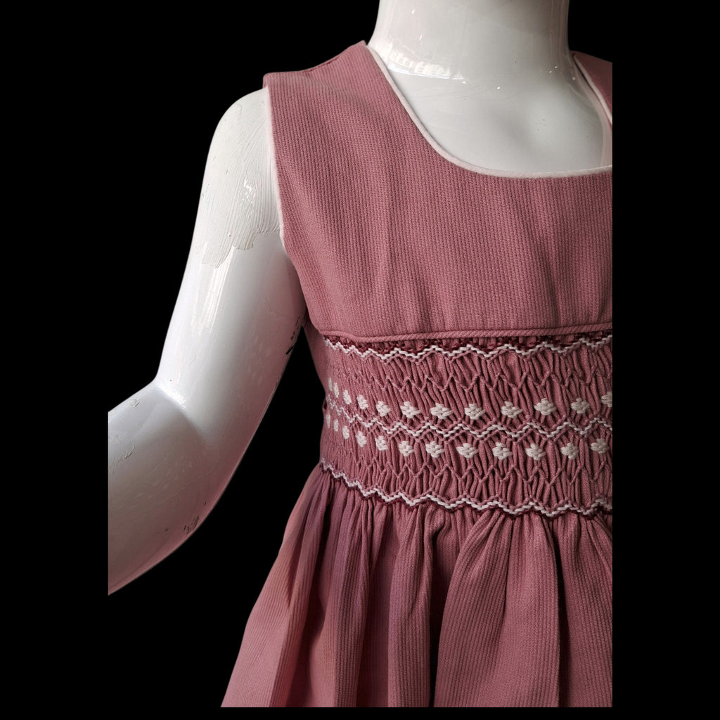 Robe à smocks sans manches en velours vieux rose.