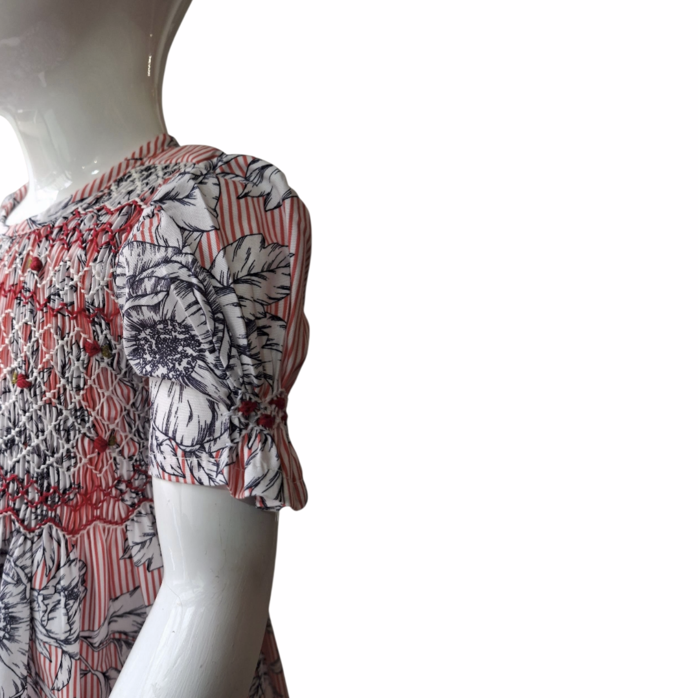 Robe à smocks rose, fleurie et manches courtes.